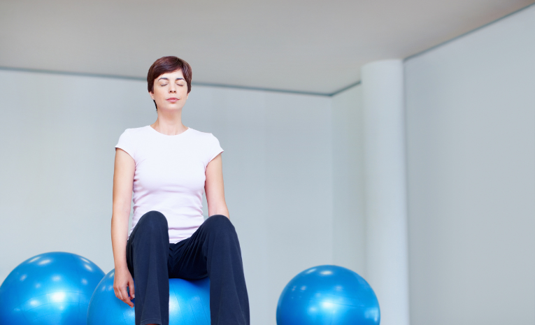 Izbjegavajte korištenje pilates lopti za sjedenje. Za vašu slabu kralježnicu održavanje posture na njoj može biti jako opasno. *Ovo upozorenje ne vrijedi za posebne vježbe koje ćete možda izvoditi s vašim fizijatrom ili fizioterapeutom.